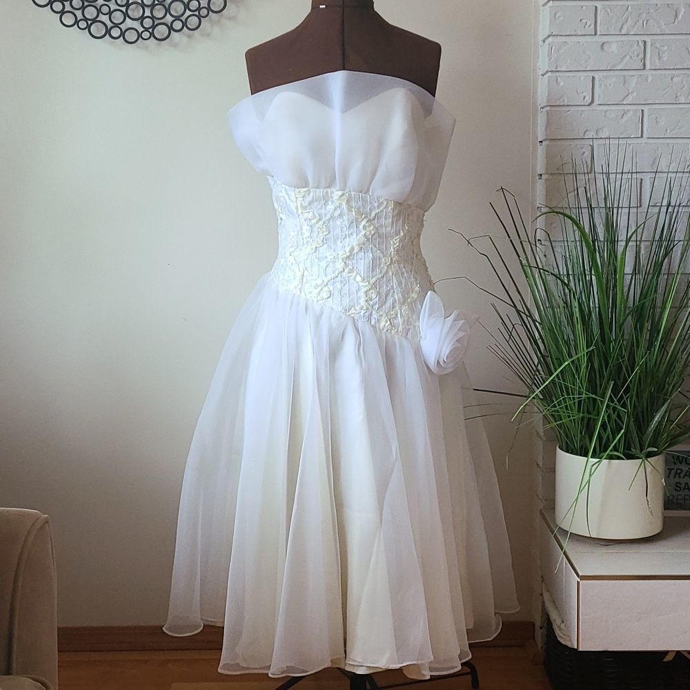 Elegant White Strapless Wedding Dress